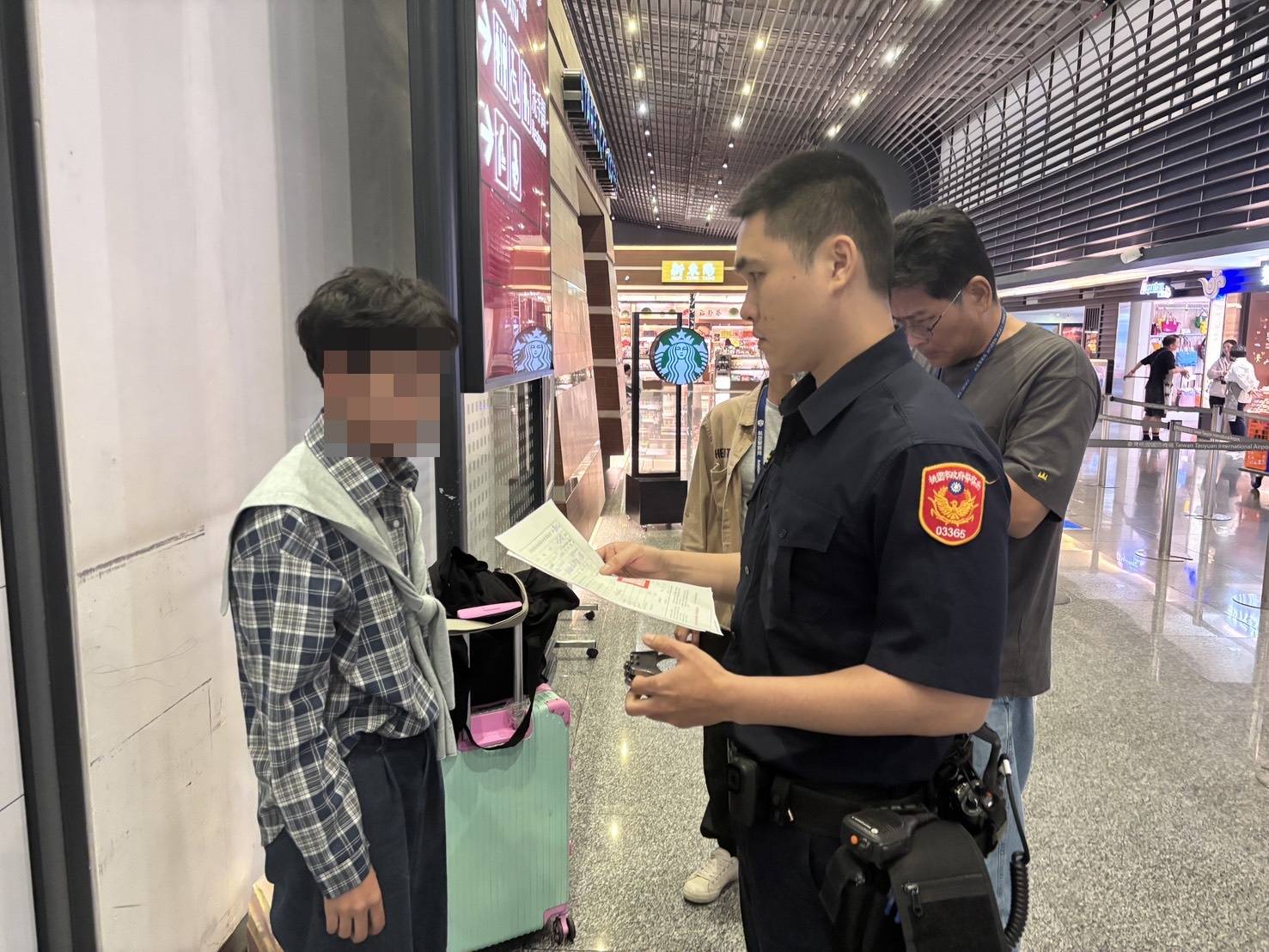 泰籍女子觀光名義來台當車手 桃警機場攔截出境前逮捕 2344363 0