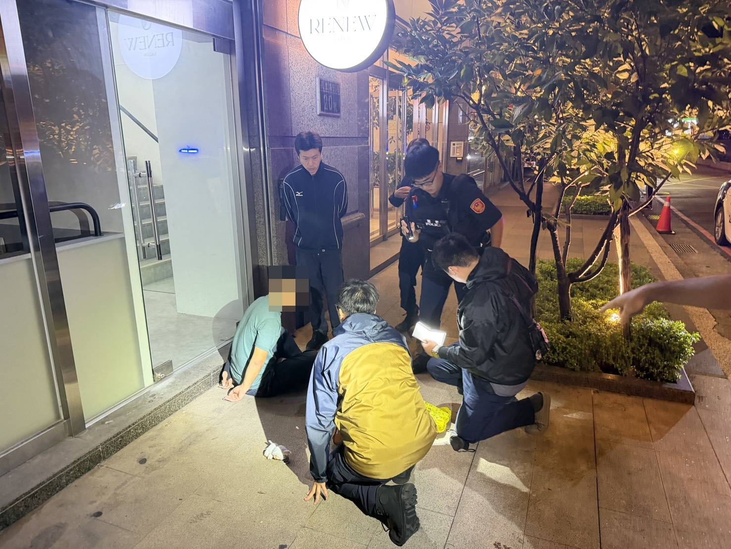 暗夜尾隨逮車手!馬籍男子連跑超商領錢 當場被制伏 2345353 0