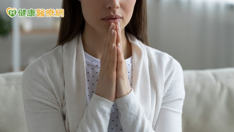 怕被討厭而拚命討好? 專家:其實是創傷反應的一種