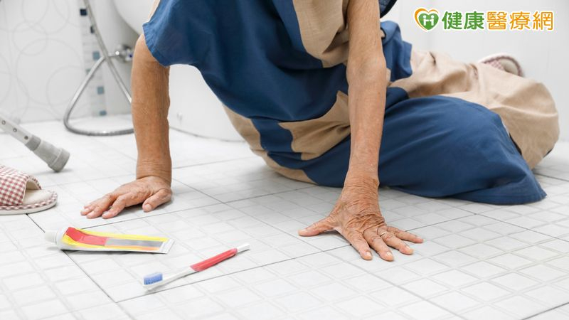 預防骨質疏鬆 醫教:在家強化骨力運動「滑手機、看電視」輕鬆動