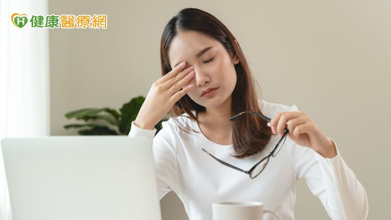 避免眼睛被榨乾!長期滑手機看3C乾眼症不自知 拖久很嚴重