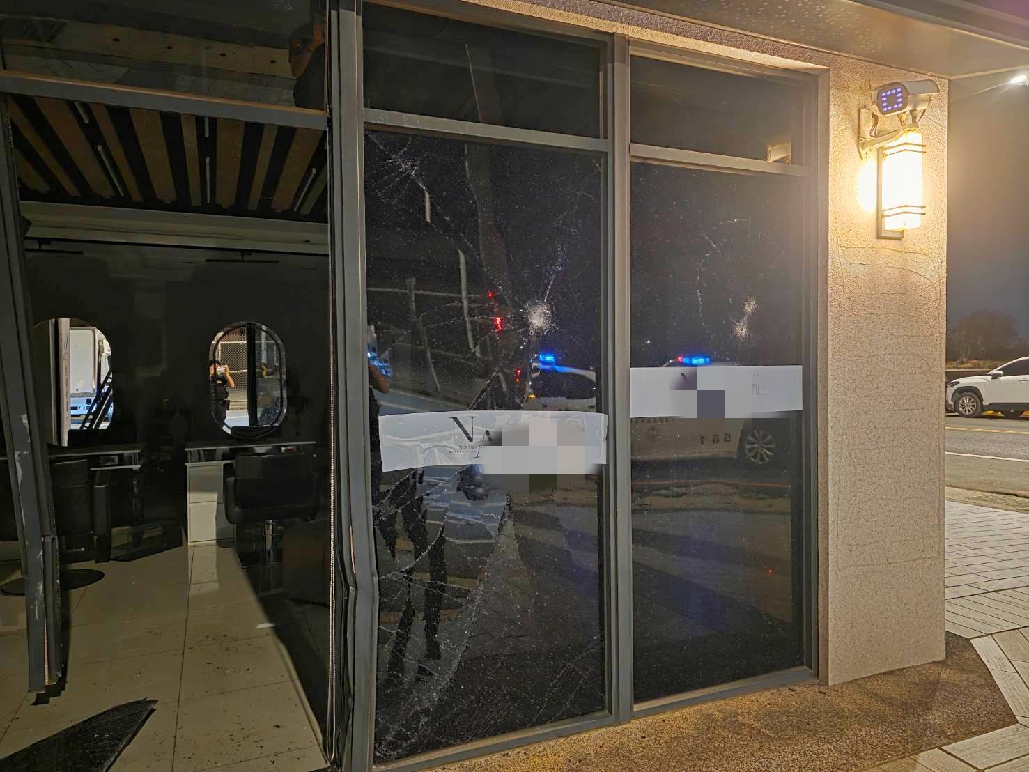 【有片】觀音20歲男深夜倒車撞美髮店大門 疑有糾紛引事端 392011 0