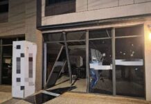 【有片】觀音20歲男深夜倒車撞美髮店大門 疑有糾紛引事端