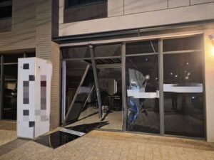 【有片】觀音20歲男深夜倒車撞美髮店大門 疑有糾紛引事端