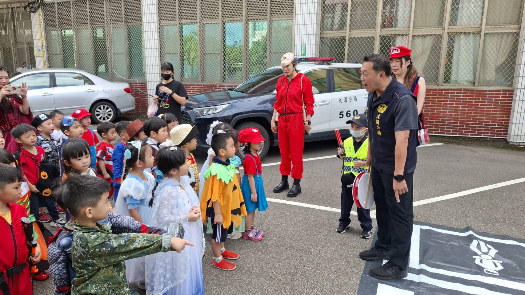 大園警萬聖節活動結合交通安全宣導 幼童玩樂中學習保護自己 397160 0