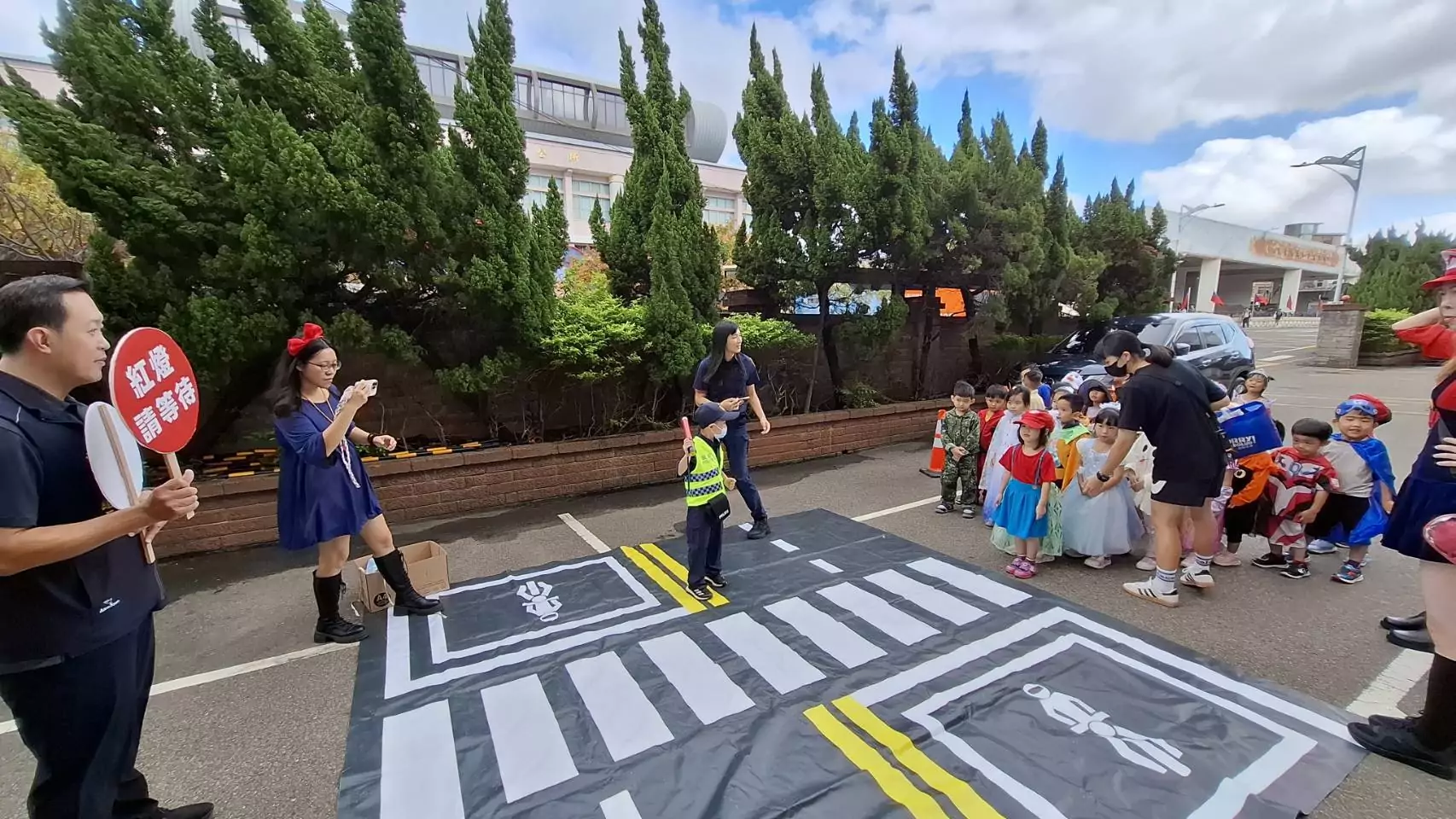 大園警萬聖節活動結合交通安全宣導 幼童玩樂中學習保護自己 大園警萬聖節活動結合交通安全宣導 幼童玩樂中學習保護自己