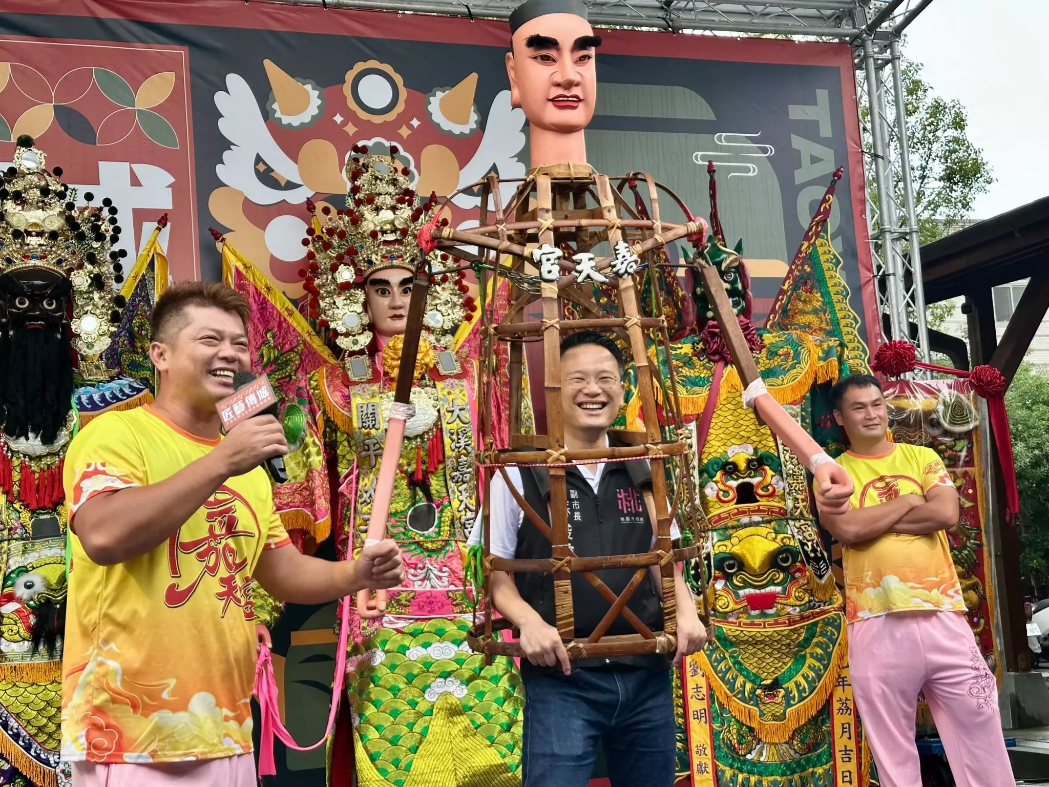 大溪社頭文化在地綻放!蘇俊賓攜手6團隊「扛神將」展現傳承精神 大溪社頭文化在地綻放!蘇俊賓攜手6團隊「扛神將」展現傳承精神