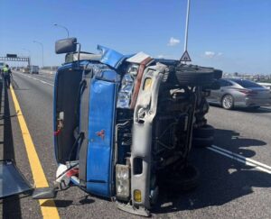 疑操作不當自撞護欄 小貨車側翻躺路中