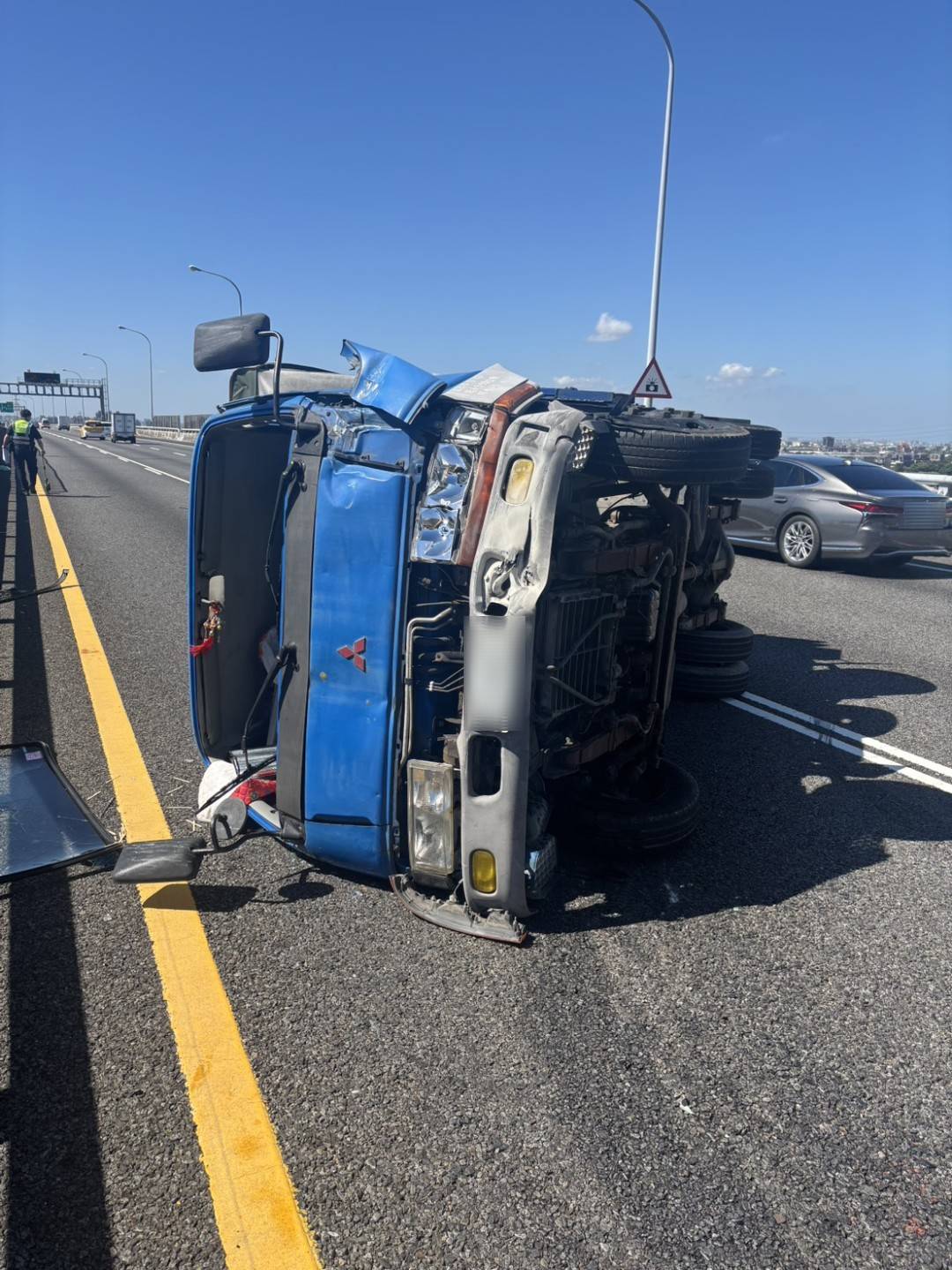 疑操作不當自撞護欄 小貨車側翻躺路中 487425