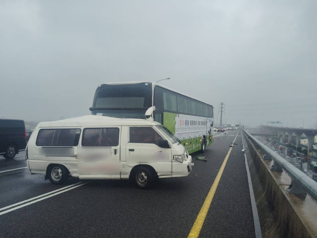 國1機場系統路段3車連環撞!23歲駕駛輕傷送醫 488199