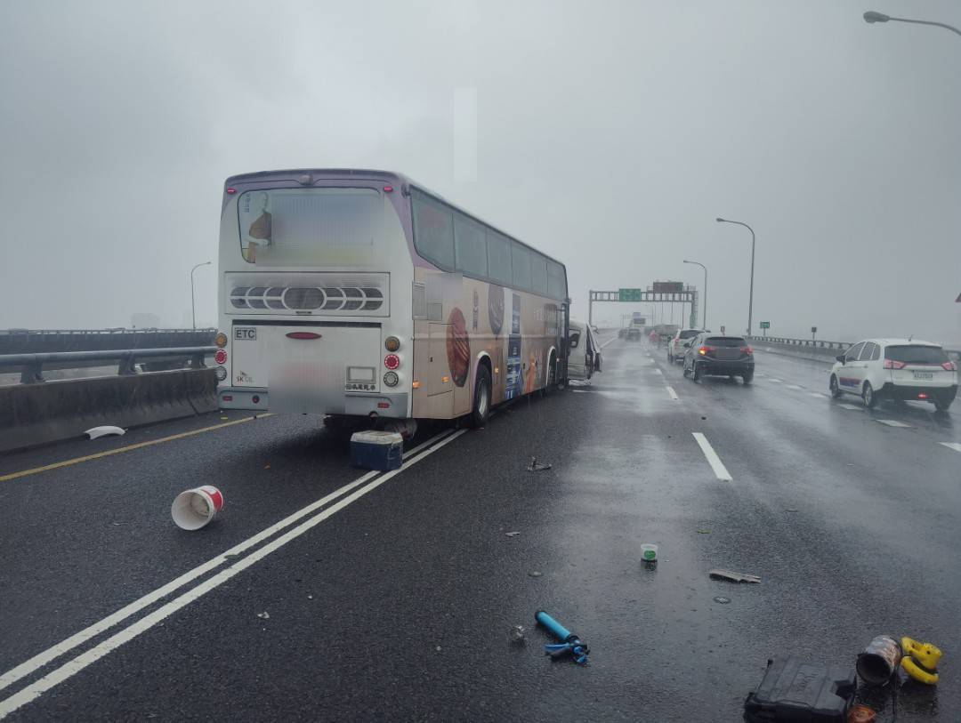 國1機場系統路段3車連環撞!23歲駕駛輕傷送醫 488200