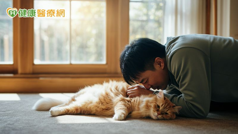 與毛小孩遊戲滑倒致頸椎損傷癱瘓!醫緊急手術助男子奇蹟恢復行走