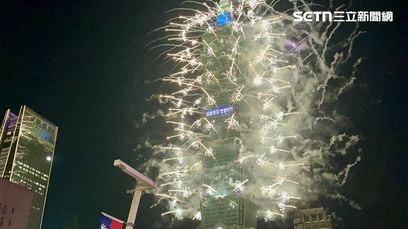 史上首次「無人機+煙火」雙秀!台北101國慶展演吸引逾7萬民眾