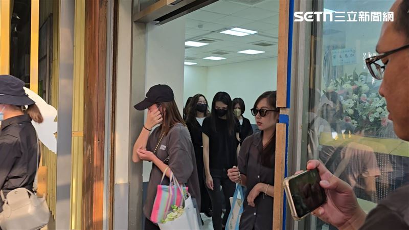 長榮空服員猝逝今舉辦告別式 親友不捨落淚