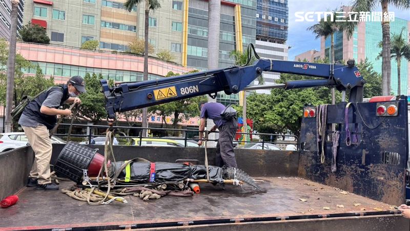 不滿農業部禁飼養河口鱷 他帶2公尺鱷魚到立院抗議