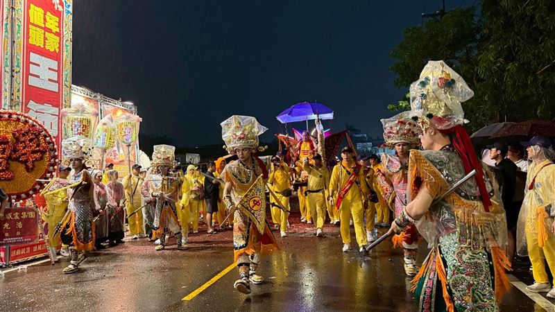 桃園護國宮夜巡祈福 信徒不畏風雨恭迎太子爺