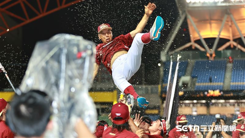 樂天桃猿逆轉封王!總教練來台首奪冠 直呼像做夢