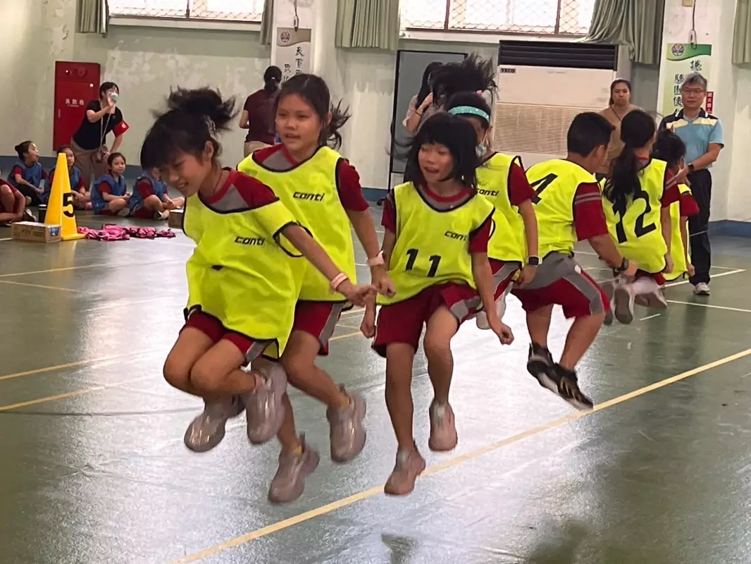 桃園復旦國小班際跳繩比賽活力登場 培養團隊合作精神 桃園復旦國小班際跳繩比賽活力登場 培養團隊合作精神