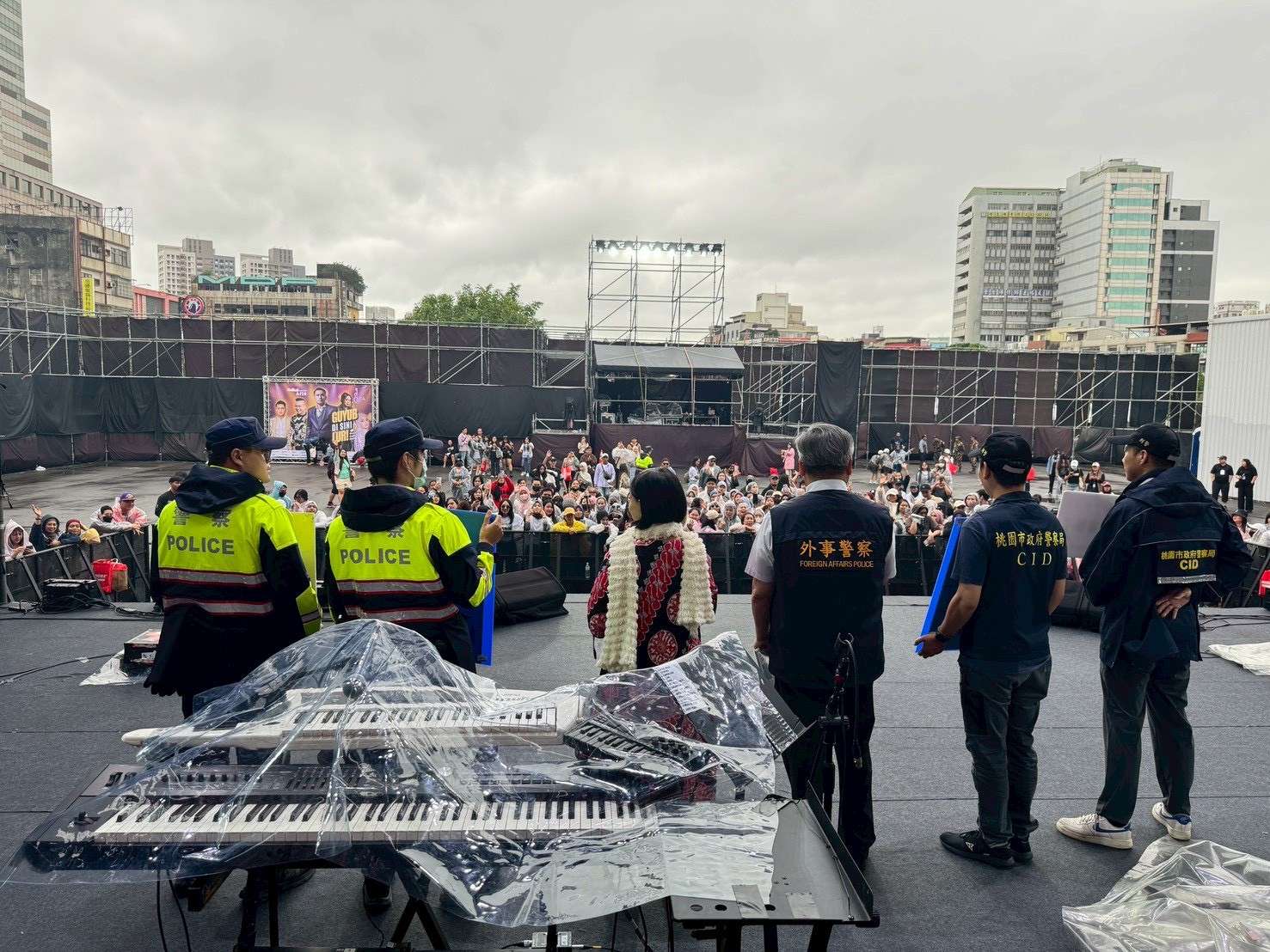 印尼移工專場演唱會熱鬧登場 中壢警上台宣導防詐、交安知識 54646546 4