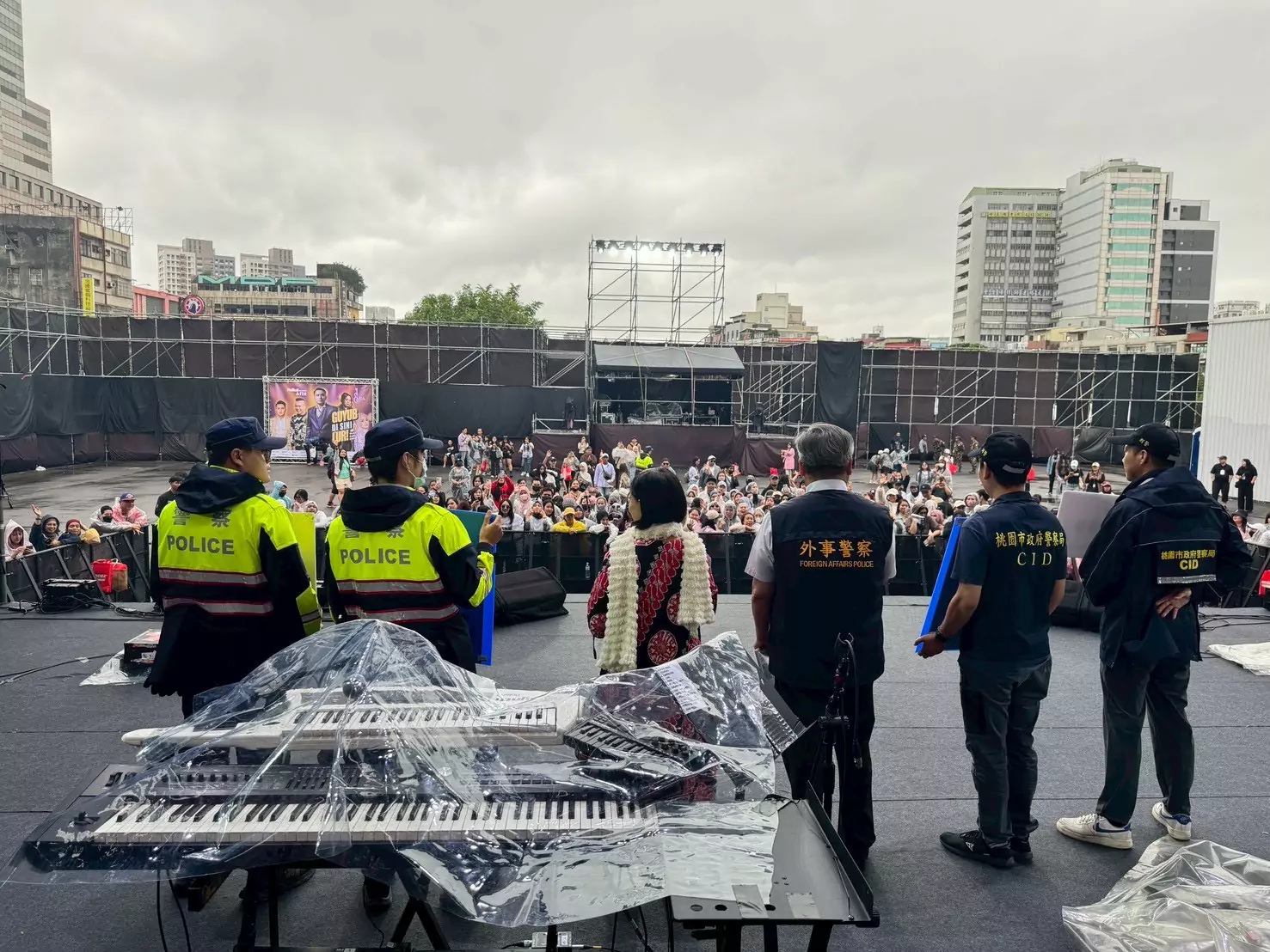 印尼移工專場演唱會熱鬧登場 中壢警上台宣導防詐、交安知識 印尼移工專場演唱會熱鬧登場 中壢警上台宣導防詐、交安知識