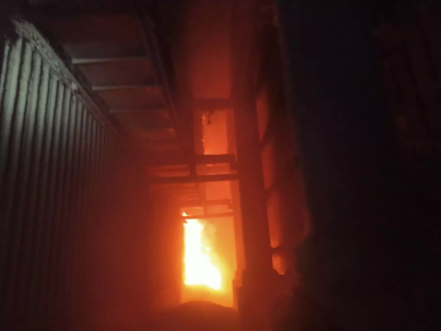 全面燃燒!桃園楊梅穀倉冒惡火 消防緊急灌救 全面燃燒!桃園楊梅穀倉冒惡火 消防緊急灌救