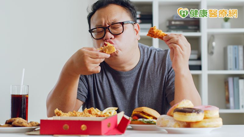 垃圾食物恐傷記憶力！研究：４天內讓腦細胞過度活躍　認知障礙風險增
