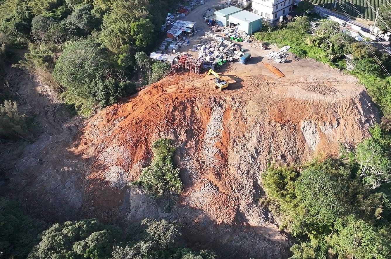 桃園大片山坡地、農地遭汙染!環檢警挖出大量廢棄物 31人遭起訴 621495 0