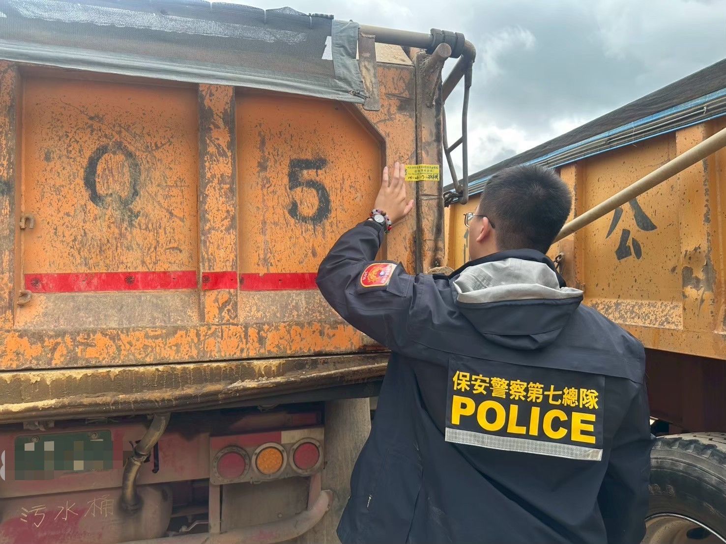 桃園大片山坡地、農地遭汙染!環檢警挖出大量廢棄物 31人遭起訴 621499 0