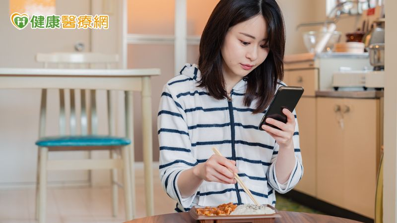 醫揭「10大生活習慣」不慎攝入塑化劑恐傷腎 吃飯滑手機也上榜