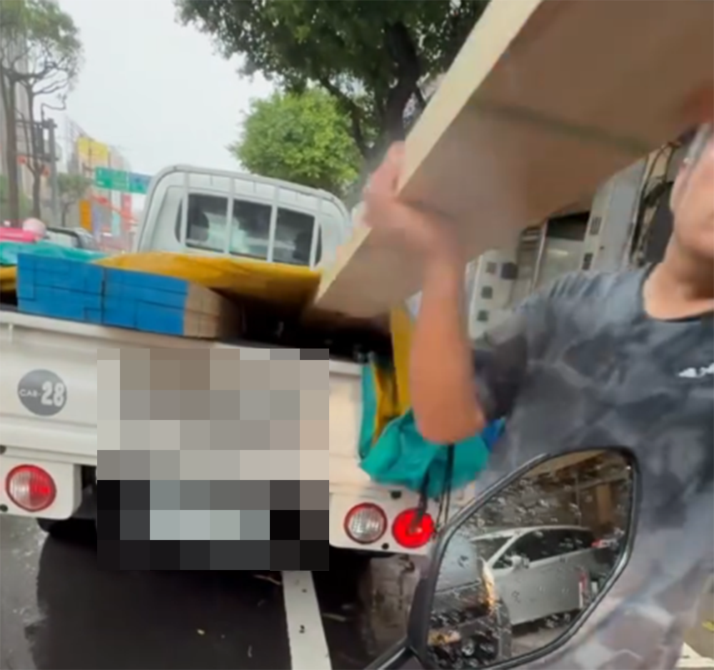 扯!小貨車違停機車待轉格 騎士被嫌擋路還險遭木板擊中 65rwwr