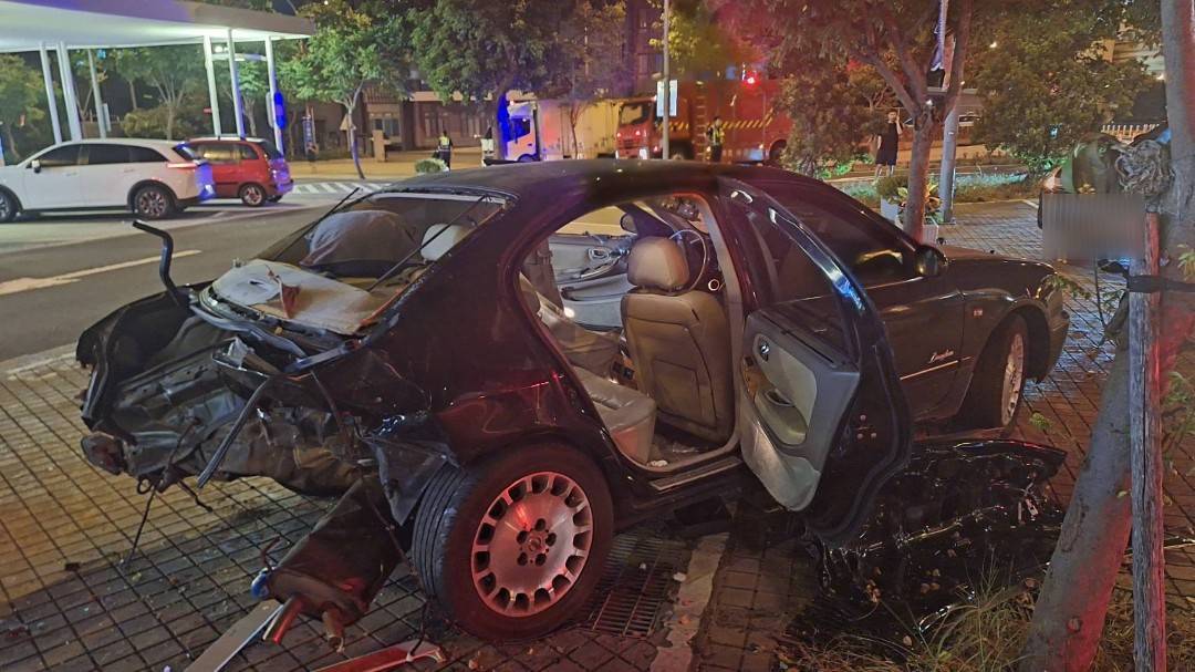 又是輔助駕駛惹禍!國1自小客衝楊梅休息站 連撞3車釀2傷 666155 0