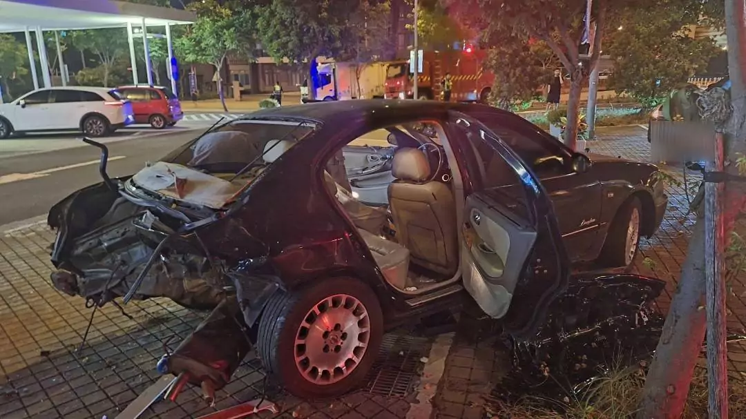 又是輔助駕駛惹禍!國1自小客衝楊梅休息站 連撞3車釀2傷 666155 0