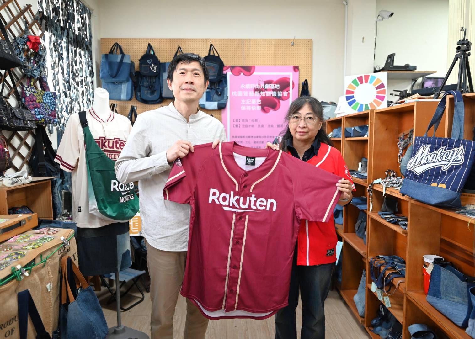 桃園環保局、樂天桃猿捐贈愛心二手球衣 呂詠臻:傳遞永續很有意義 674947 0 0