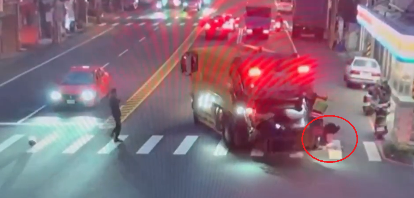 【有片】桃園新屋婦人遭捲入垃圾車底 路人目擊過程嚇壞 6g56wsg