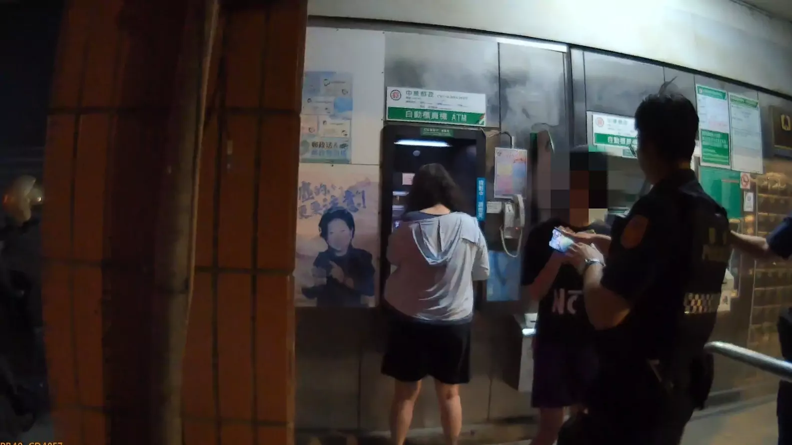 中壢母女操作ATM邊講電話 警察追問原因急勸阻 中壢母女操作ATM邊講電話 警察追問原因急勸阻