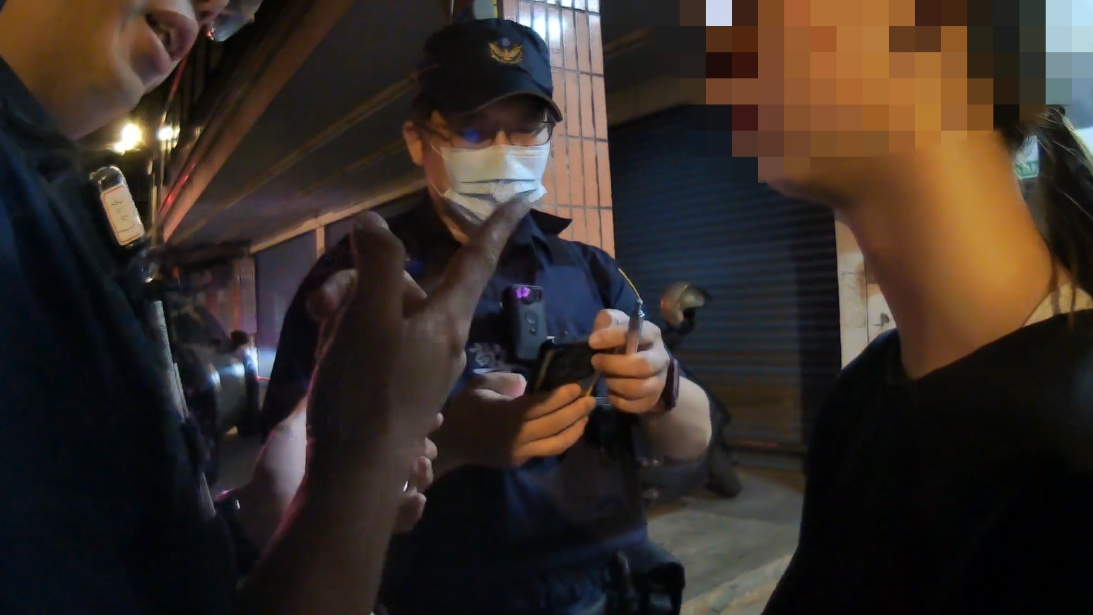 中壢母女操作ATM邊講電話 警察追問原因急勸阻 6hrw 2