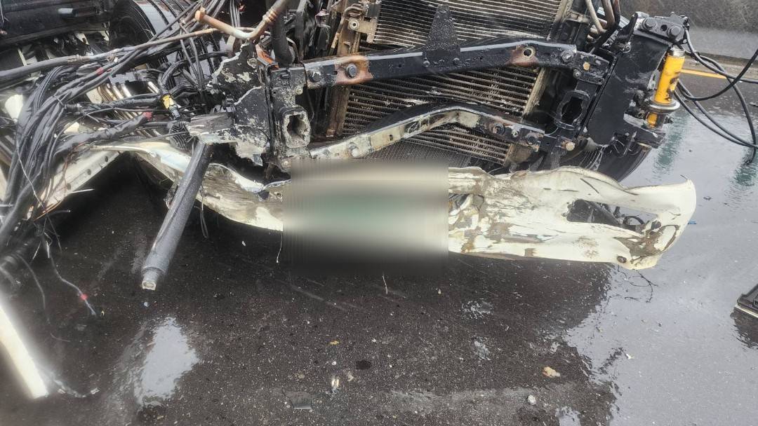 疑天雨路滑!國道曳引車失控撞護欄「斷頭」駕駛噴飛橋下不治身亡 705829
