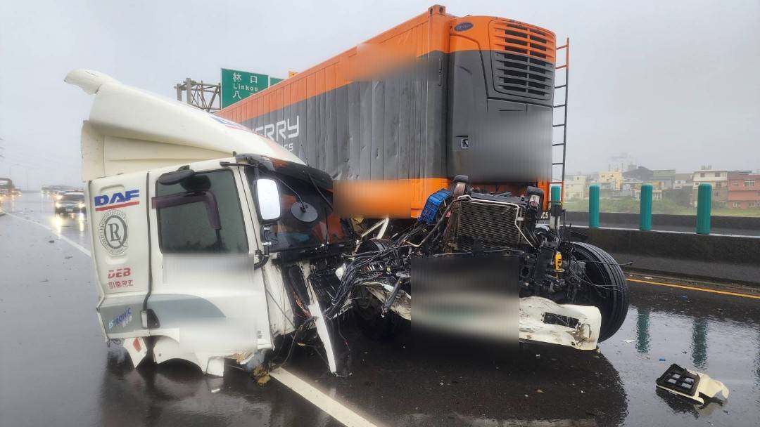 疑天雨路滑!國道曳引車失控撞護欄「斷頭」駕駛噴飛橋下不治身亡 705830