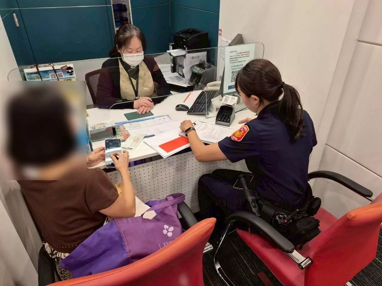 投資土地翻倍賺?平鎮婦秒衝銀行匯近2千萬 警及時阻詐守住她積蓄 投資土地翻倍賺?平鎮婦秒衝銀行匯近2千萬 警及時阻詐守住她積蓄