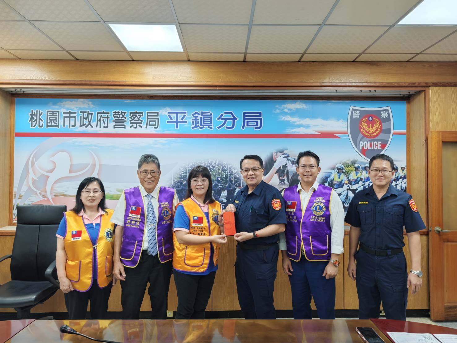 一路發獅子會致贈獎勵金 慰勉平鎮警守護治安辛勞 724209 0