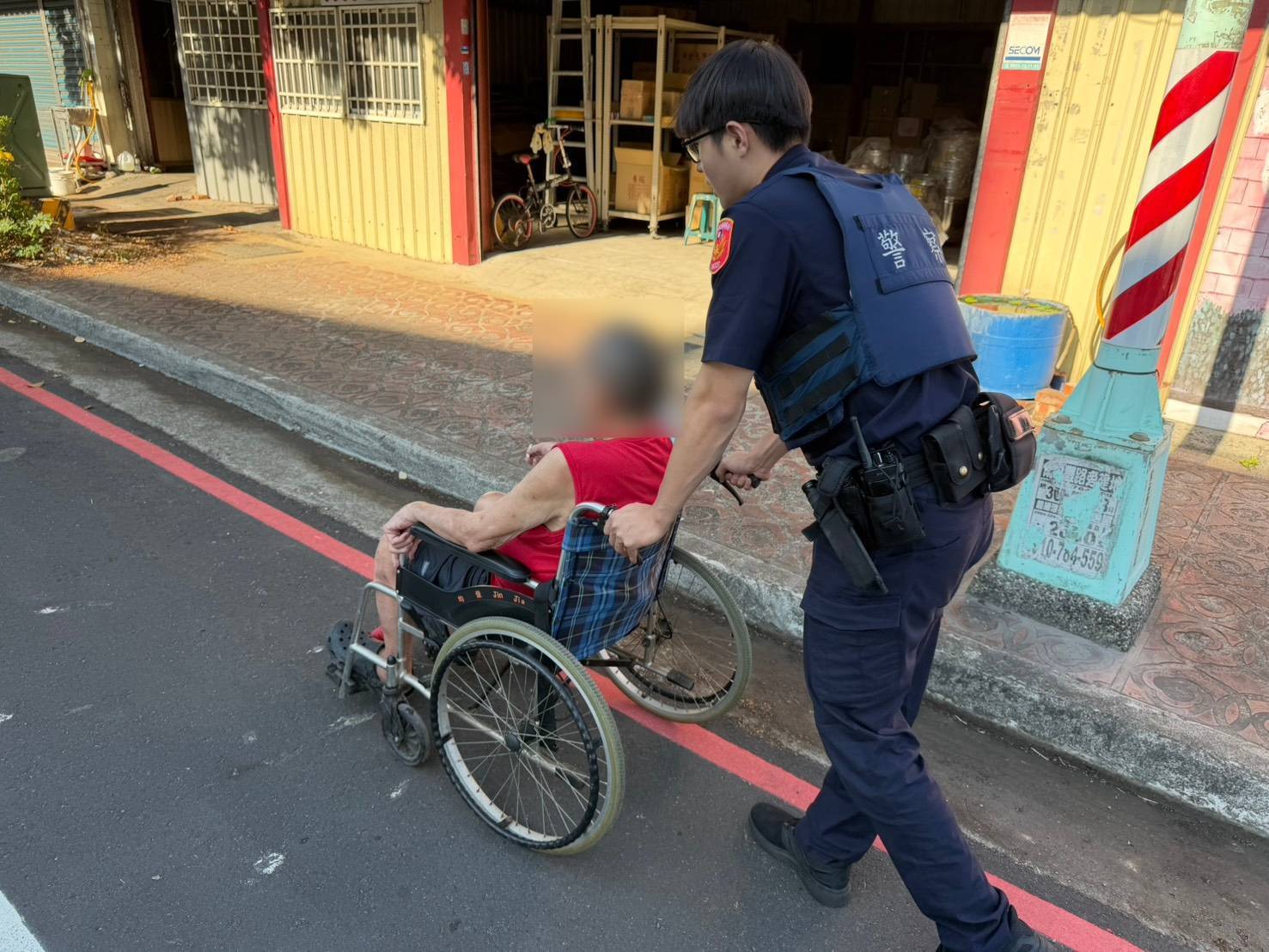 想去花蓮救災!平鎮失智翁不顧家人勸阻 坐輪椅偷溜出門卻累倒路邊 724866 0