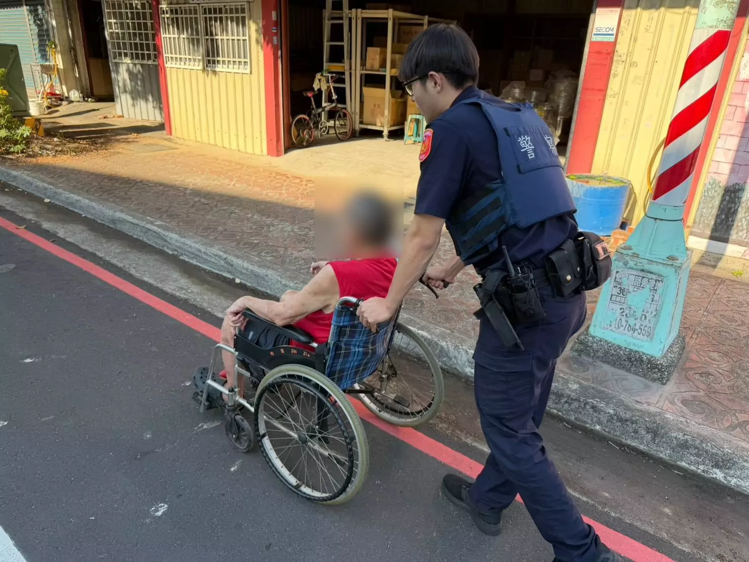 想去花蓮救災!平鎮失智翁不顧家人勸阻 坐輪椅偷溜出門卻累倒路邊 想去花蓮救災!平鎮失智翁不顧家人勸阻 坐輪椅偷溜出門卻累倒路邊