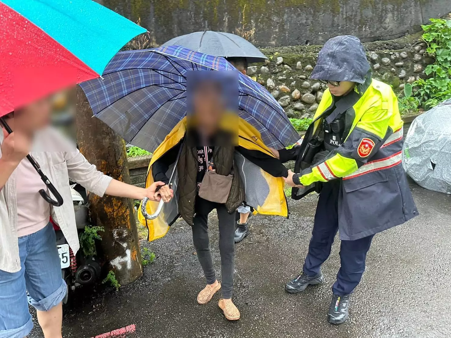 獨居婦1原因雨中哭喊「救命」平鎮警民合作解圍 獨居婦1原因雨中哭喊「救命」平鎮警民合作解圍