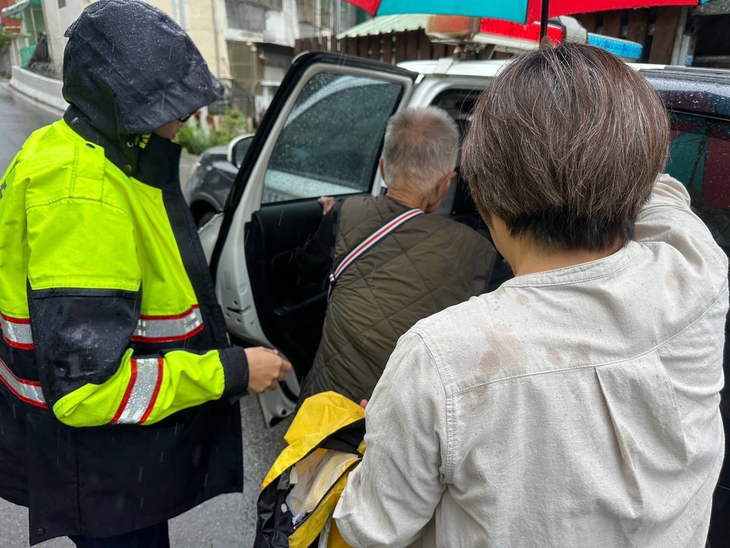 獨居婦1原因雨中哭喊「救命」平鎮警民合作解圍 730573 0