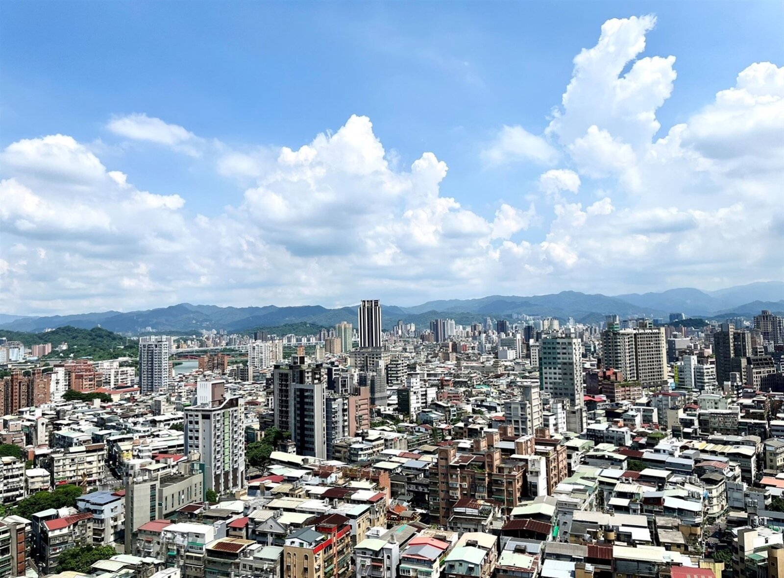 看跌成房市最大公約數!2025年交易量恐跌破27萬棟大關 房仲:「降價促成交」仍是關鍵