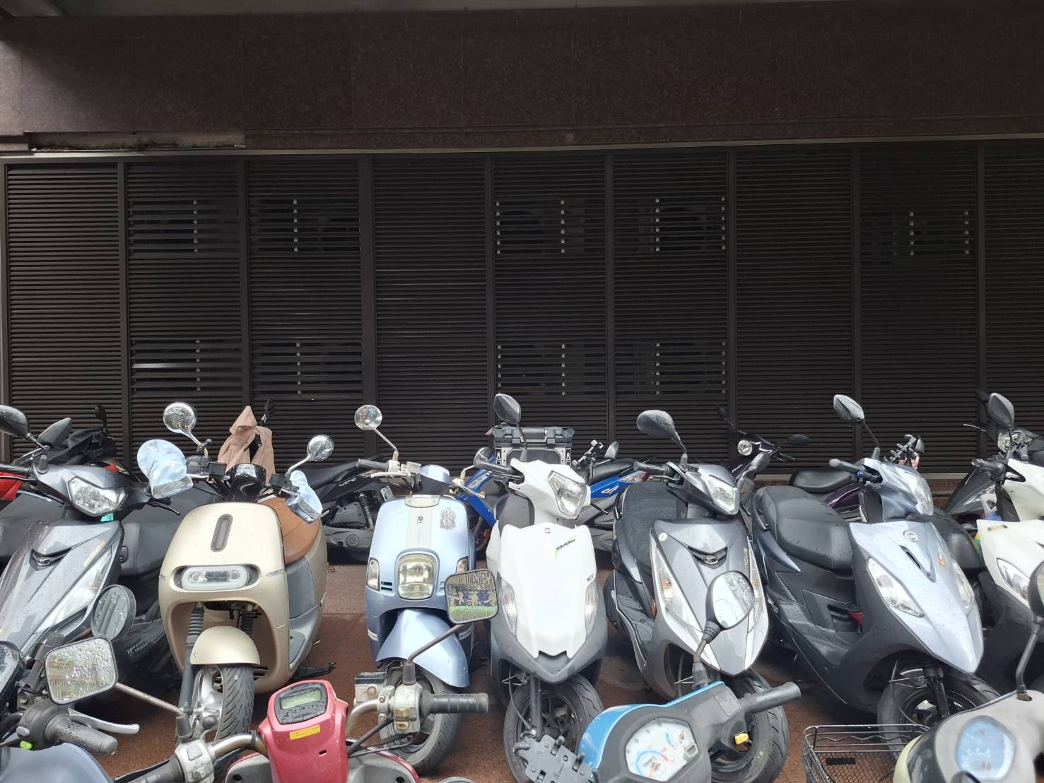 中壢寶雅19台冷氣狂排熱氣近一年 附近住戶氣炸拉布條抗議 89823 0