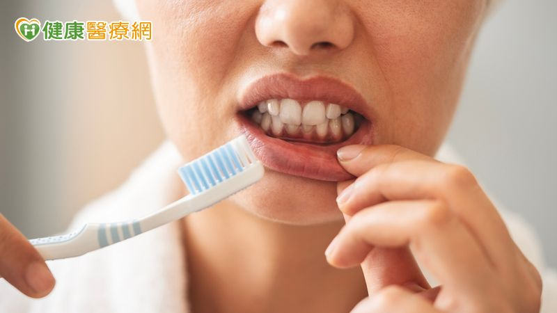 刷牙太用力反傷害牙齦 專家提醒:正確潔牙應細緻、持之以恆、用對工具