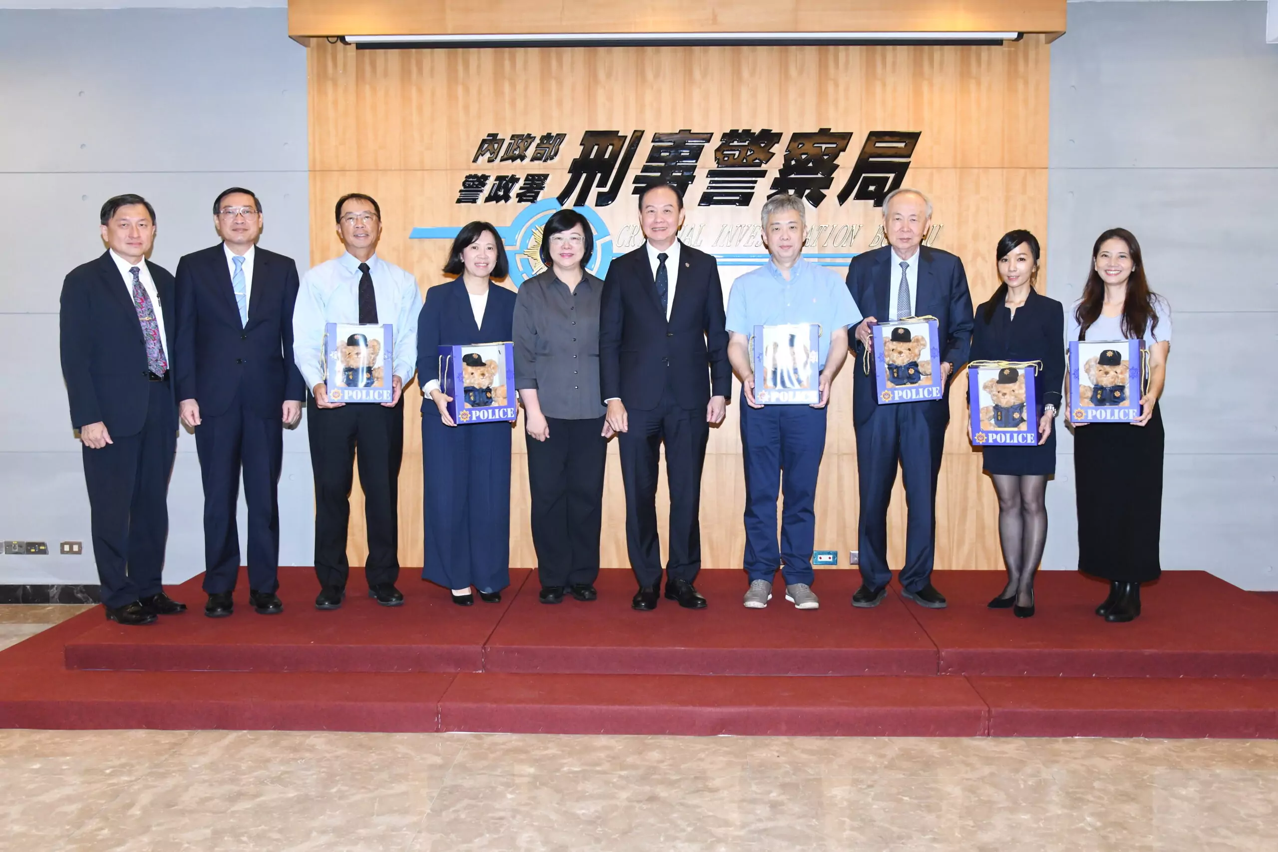 警民合作共築治安防線!刑事局獲贈透明LED電視牆、墨寶 警民合作共築治安防線!刑事局獲贈透明LED電視牆、墨寶