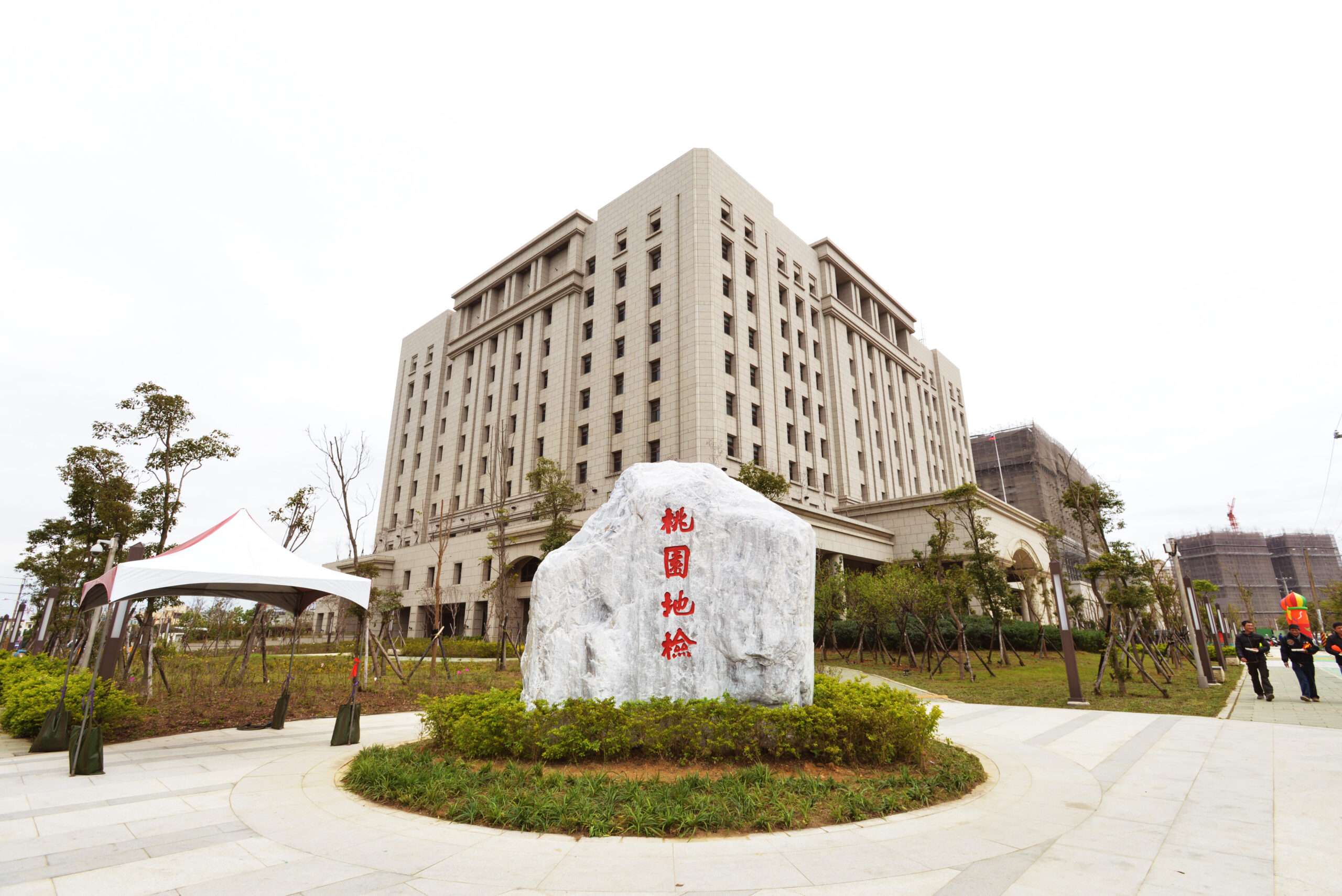 桃市經發局爆收賄 施姓科長遭搜索帶回 前副局長列證人協助調查 DSC 5939 地檢署 法院 scaled