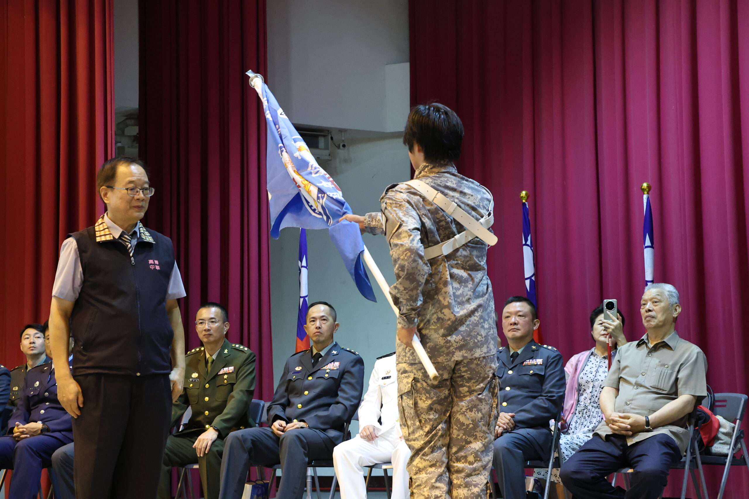 清華高中國軍專班開訓授槍 培育青年成國防即戰力 IMG 9659 scaled